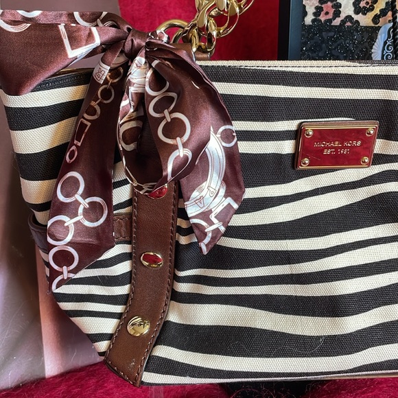 MICHAEL KORS GIRAFFE PRINT HANDBAG TOTE BLACK WHITE BROWN W/ GOLD CHAIN STRAPS - Picture 5 of 16